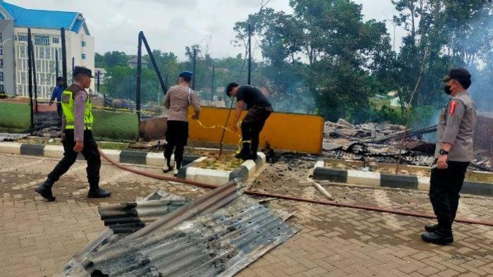 Kantin di depan Gedung Perpustakaan Kampus UIN STS Jambi ludes terbakar, pada Selasa (27/12/2022) pagi.