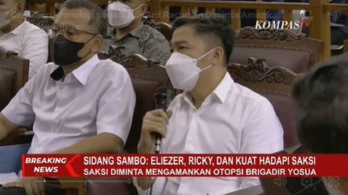 Eks Wakaden B Biro Paminal Propam Polri, AKBP Arif Rahman Arifin (kanan), pada sidang pembunuhan Brigadir Yosua, senin (28/11/2022)