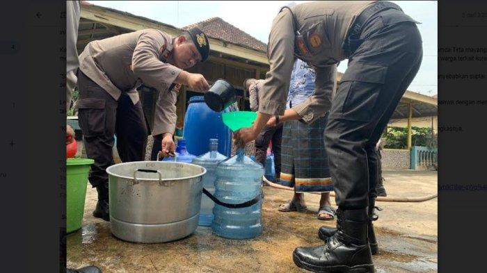 Polda Jambi Suplai 9 ton Air bersih ke Warga Seberang Kota Jambi