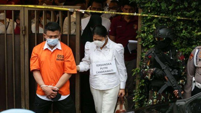 Tersangka Ferdy Sambo dan Putri Candrawathi saat menjalani rekonstruksi kasus pembunuhan Brigadir J di rumah dinas Ferdy Sambo, Duren Tiga, Jakarta Selatan, Selasa (30/8/2022). Tim Khusus (Timsus) Polri menggelar rekonstruksi kasus pembunuhan berencana Brigadir J atau Nofriansyah Yosua Hutabarat.