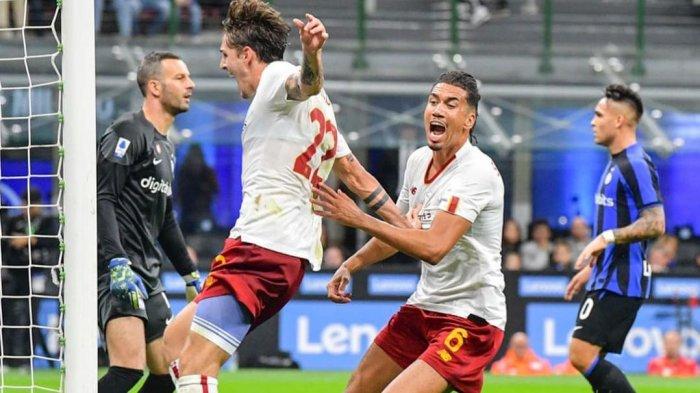 Pemain AS Roma, Nicolo Zaniolo dan Criss Smalling merayakan golnya saat melawan Inter Milan di Serie A, pada Sabtu (1/10/2022) malam.
