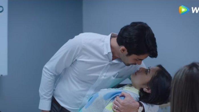 Adegan Prilly Latuconsina dan Reza Rahadian di My Lecturer My Husband Season 2