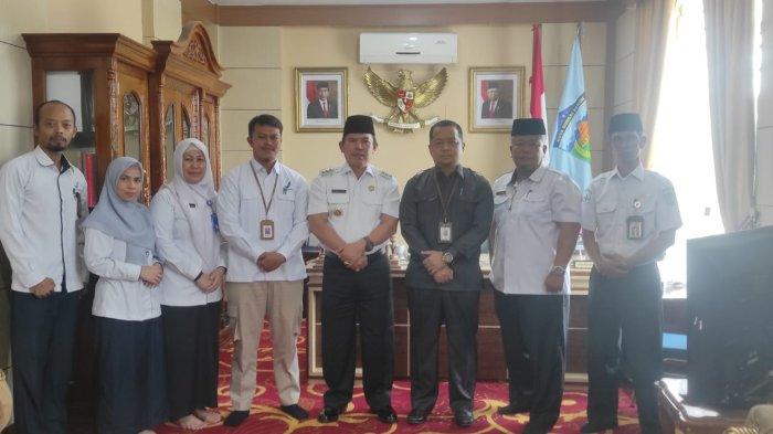 Foto bersama Wali Kota Sungai Penuh Ahmadi Zubir dan Kepala BPOM Provinsi Jambi Alex Sander.