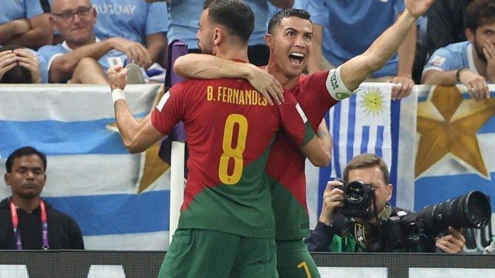 Cristiano Ronaldo Dan Bruno Fernandes rayakan gol di laga Timnas Portugal Vs Uruguay di Piala Dunia 2022