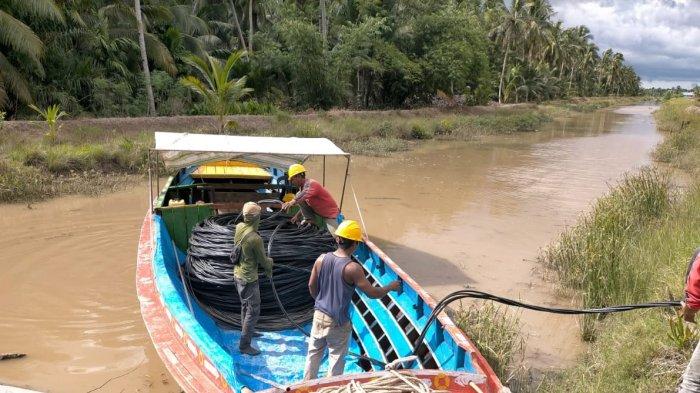 Warga Desa Perajen Jaya, yang terletak di Kabupaten Banyuasin, Palembang, Sumatera Selatan kini bisa menikmati aliran listrik.