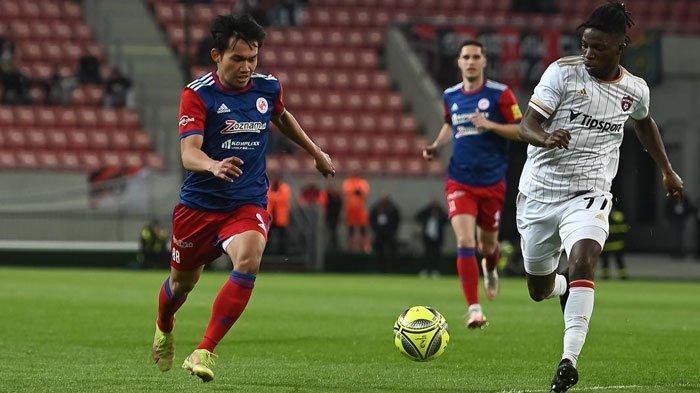 Pemain FK Senica, Witan Sulaeman, sedang berebut bola dengan pemain Spartak Trnava, pada Semifinal Slovakia Cup