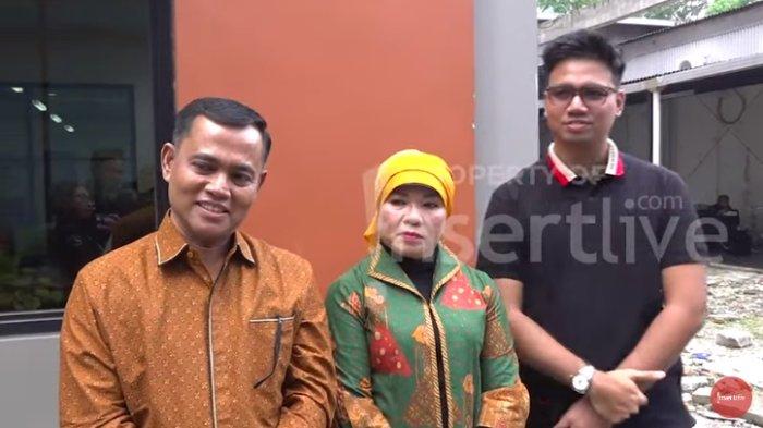 Frans, Dewi, dan Faisal