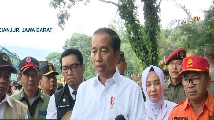 Jokowi memberi keterangan usai meninjau korban Gempa Cianjur