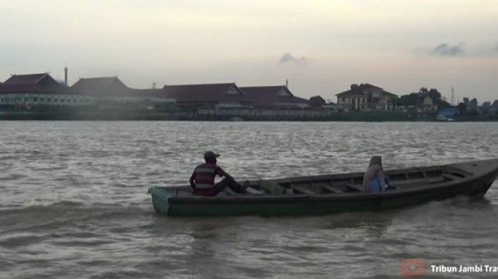 Perahu kecil atau ketek menjadi alat transportasi ke wilayah Seberang Kota Jambi.