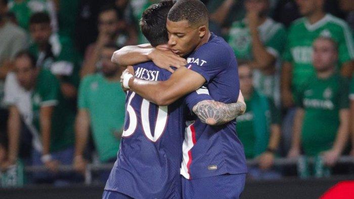 Lionel Messi dan Kylian Mbappe berpelukan usai mencetak gol untuk PSG melawan Maccabi Haifa di Liga Champions, pada Kamis (15/9/2022) dini hari tadi.