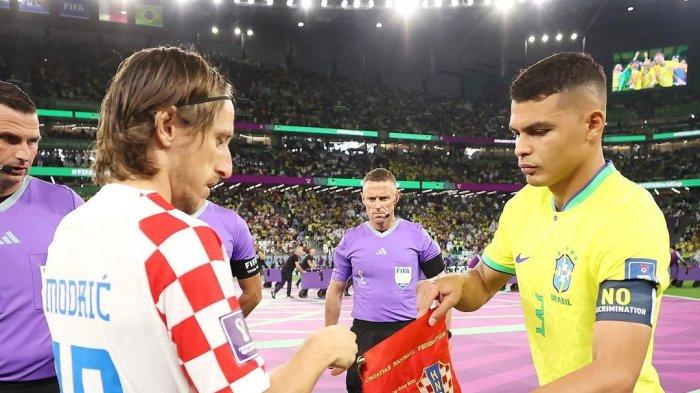 Luka Modric dan Thiago Silva bersalaman dalam laga Kroasia vs Brasil di Piala Dunia 2022