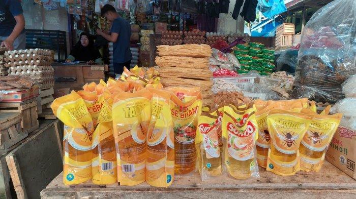 Harga minyak goreng di Pasar Lebak Bungur, Kecamatan Tebo Tengah masih stabil.