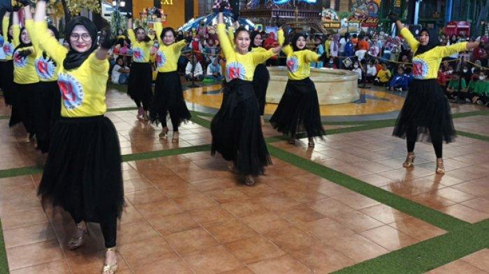 Peserta yang tampil di Kejurprov dan Festival Seni di lantai III Transmart Jambi.