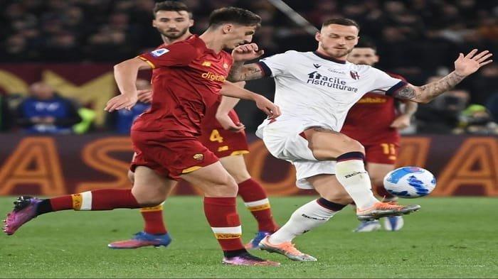 Penyerang Bologna Arnautovic tengah berduel dengan pemain AS Roma di Seri A Italia