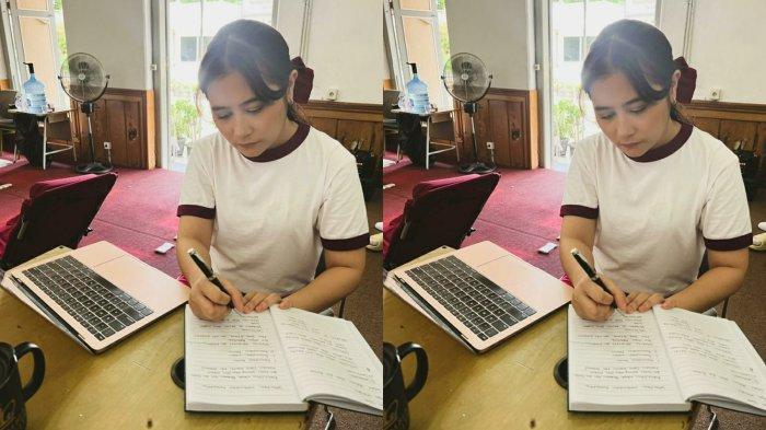 Prilly Latuconsina saat mempersiapkan materi untuk ia mengajar