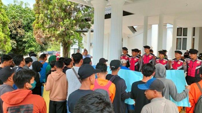 Puluhan warga dari Desa Tantan Kecamatan Sekernan Kabupaten Muaro Jambi mendatangi kantor Bupati Muaro Jambi.
