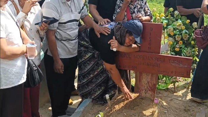 Tangis haru ibu Brigadir Yosua, Rosti Simanjutak pecah saat acara peringatan HUT RI ke-77 di pemakaman Brigadir Yosua, Rabu (17/8/2022).