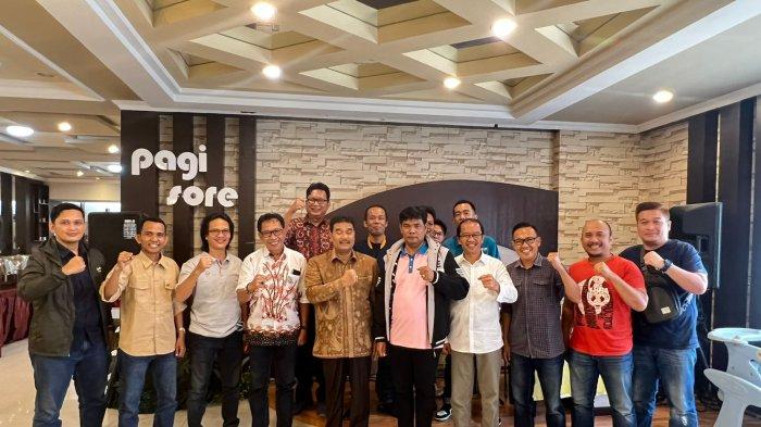 Ketua Dewan Pembina SMSI Jambi foto bersana ketua SMSI Jambi terpilih dan pengurus, Senin (12/9/2022).