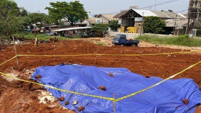 Lokasi dugaan penimbunan sembako satu kontainer di Lapangan KSU, Sukmajaya, Kota Depok, Jawa Barat, Minggu (31/7/2022). Kondisi sembako yakni beras, telur, minyak goreng, dan lainnya sudah membusuk.