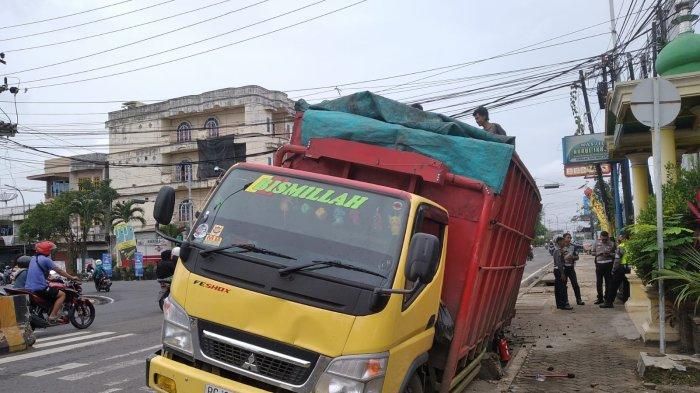 Truk batubara yang nekat masuk kota dan terperosok di Simpang Kawat, Jelutung Kota Jambi, Kamis (26/1/2023).