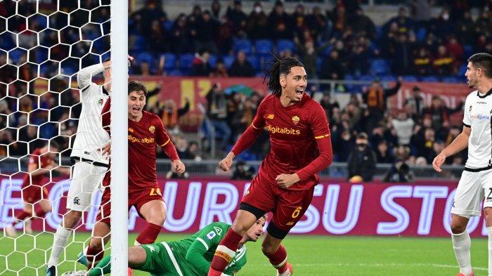Eksepresi Bek AS Roma, Chris Smalling usai mencetak gol di laga melawan Spezia di Liga Italia