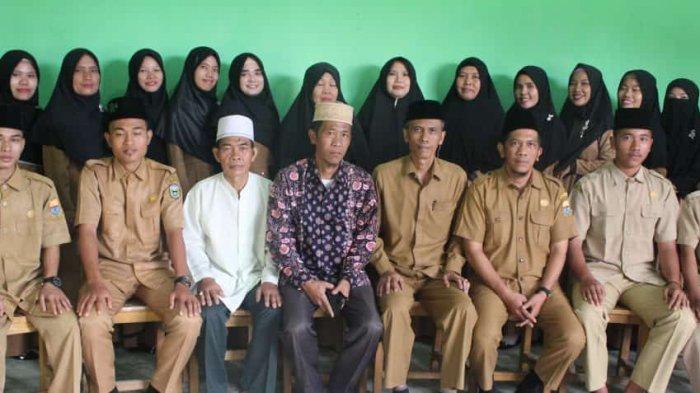 Tenaga pengajar di pondok pesantren modern Al Khalifah.