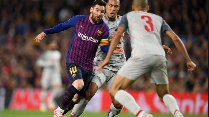 Dua pemain Liverpool, Virgil van Dijk dan Fabinho, berusaha menghentikan penyerang Barcelona, Lionel Messi, dalam laga leg pertama semifinal Liga Champions di Stadion Camp Nou, 1 Mei 2019