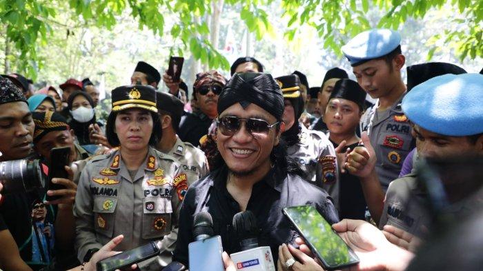 Puncak Gunung Tidar di Magelang mendadak ramai, Jumat (28/10). Lebih dari 10.000 orang berbondong-bondong meniti ratusan anak tangga menuju puncak gunung yang diyakini sebagai paku bumi Jawa itu.