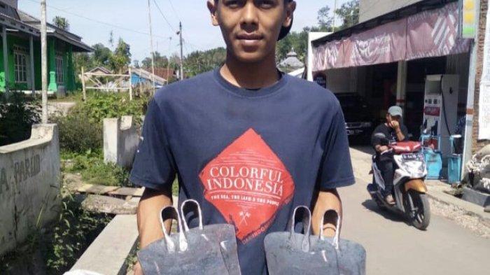Abdul Yasin Hidayatullah atau yang memiliki sapaan Yayat (22), pemuda asal Desa Bumijawa, Kecamatan Bumijawa, Kabupaten Tegal yang meneruskan usaha pembuatan cangkul milik keluarganya yang sudah ada sejak tahun 1980an. Yayat menunjukkan beberapa cangkul buatannya yang masih dalam proses penyempurnaan belum lama ini.