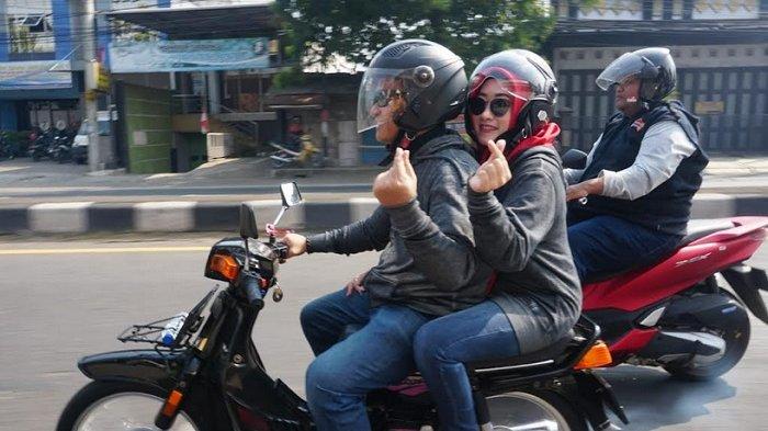 Wali Kota Pekalongan Achmad Afzan Arslan Djunaid bersama istri Inggit Soraya, saat mengikuti kegiatan Touring Kebangsaan Goes to Guci, Sabtu (27/8/2022).