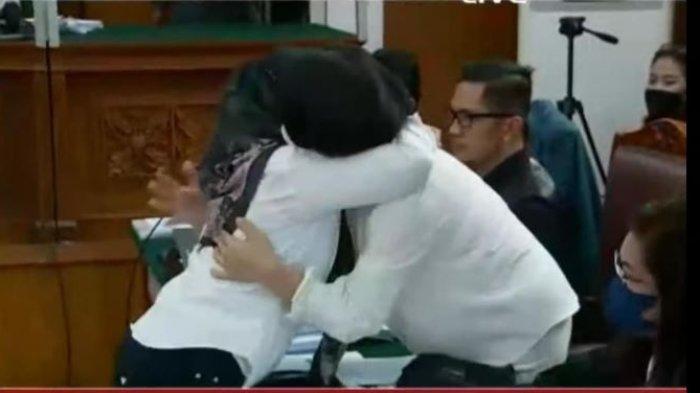 Asisten Rumah Tangga (ART) Ferdy Sambo dan Putri Candrawathi bernama Susi dihadirkan jaksa penuntut umum (JPU), Susi terlihat berpelukan dengan Putri Candrawathi dan salim dengan Ferdy Sambo di ruang sidang, Selasa (8/11/2022).