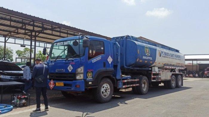 Barang bukti satu unit truk tangki pengangkut solar kapasitas 24.000 liter yang diduga solar ilegal dengan nopol L 9683 UO beserta mesin diesel, selang saat ditunjukkan Satreskrim Polres Blora