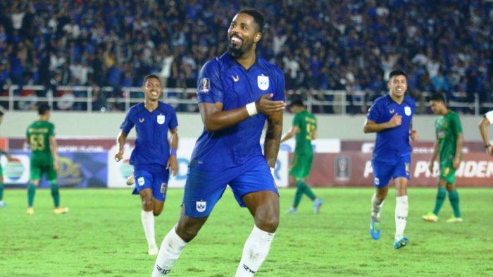 Bomber PSIS Semarang asal Portugal Carlos Fortes merayakan golnya dengan menepuk dada dalam laga Grup A Piala Presiden 2022 di Stadion Manahan Solo, Jumat (24/6/2022) malam.