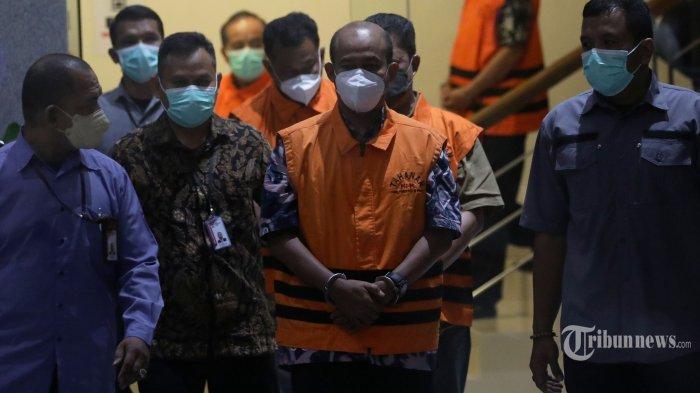 Bupati Pemalang, Mukti Agung Wibowo mengenakan rompi tahanan usai menjalani pemeriksaan terkait Operasi Tangkap Tangan (OTT) KPK, di Gedung KPK, Jakarta, Jumat (12/8/2022) malam. Dalam OTT ini KPK juga menangkap seorang tenaga honorer tukang sapu di Pemkab Pemalang. TRIBUNNEWS/IRWAN RISMAWAN