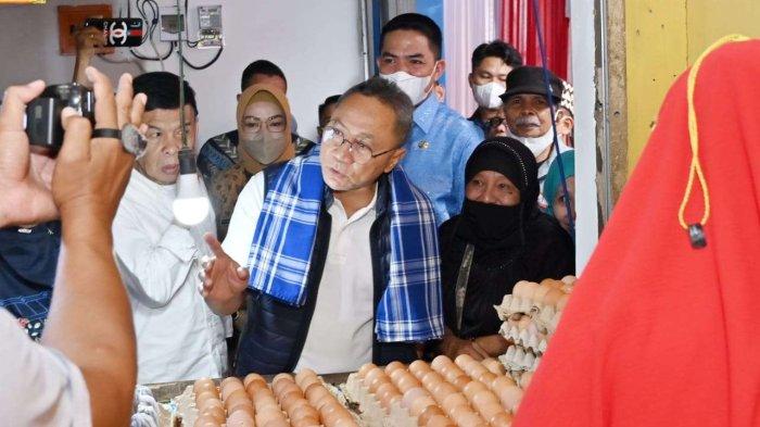 Bupati Sukoharjo Ibu Hj. Etik Suryani, S.E.,M.M. menerima penghargaan dari Menteri Perdagangan RI, Bapak Dr.(H.C.) Zulkifli HAsan, S.E., M.M.