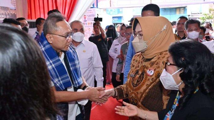 Bupati Sukoharjo Ibu Hj. Etik Suryani, S.E.,M.M. menerima penghargaan dari Menteri Perdagangan RI, Bapak Dr.(H.C.) Zulkifli HAsan, S.E., M.M.