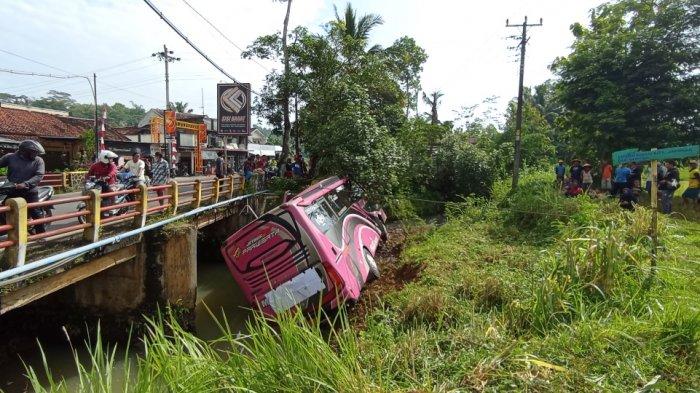Bus Pariwisata terjun ke sungai di Jalan Raya Banyumas-Banjarnegara, tepatnya di Desa Kanding Kecamatan Somagede, Kabupaten Banyumas, Rabu (23/2/2022).Â