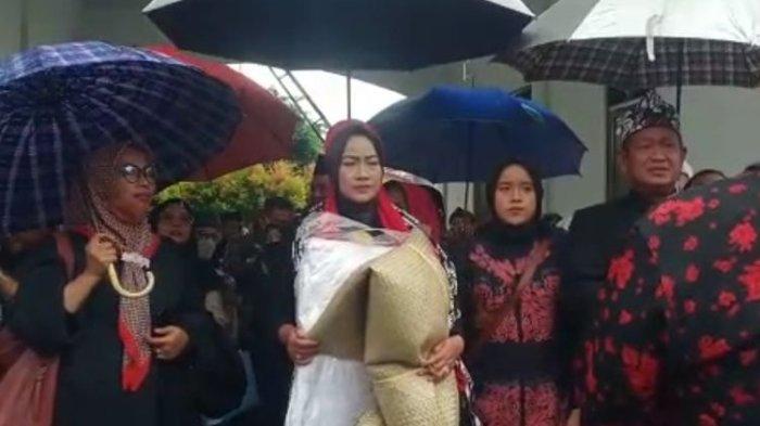 Dengan membawa bantal dan tikar, Idza Priyanti boyongan dari Pendopo Brebes menuju rumah pribadinya setelah masa jabatannya sebagai Bupati Brebes 10 tahun berakhir pada 4 Desember 2022, Jumat (2/12/2022)(Kompas.com/ Tresno Setiadi)