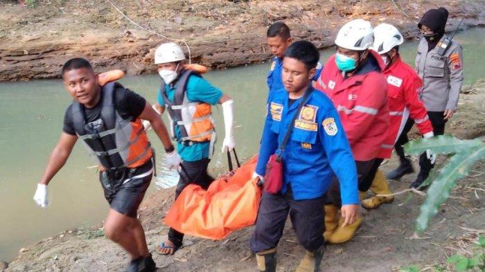 Evakuasi mayat yang ditemukan dalam kondisi tangan dan kaki terikat di aliran Sungai Siwaluh Tegalgede Kecamatan/Kabupaten Karanganyar, Minggu (21/8/2022) sore.