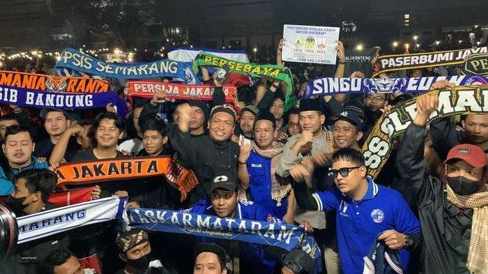 Foto kelompok suporter yang berkumpul di Stadion Mandala Krida Kota Yogyakarta, lengkap dengan scarf masing-masing.