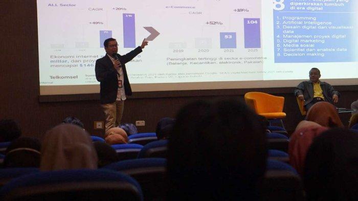 GM Digital of Direct Sales Area Jawa Bali, Benny Hamdani saat mengisi acara Hi!Students di Gedung Universitas Negeri Yogyakarta. Mengangkat topik “Leadership in Digital Era”