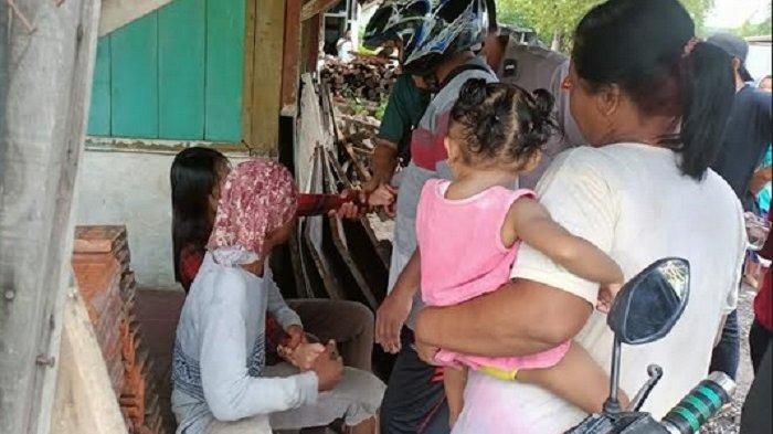 Warga bersama anggota kepolisian mengamankan gadis yang diduga hendak mengakhiri hidupnya ke rumah warga di dekat Jembatan Sungai Ketiwon, Kota Tegal, Jumat (7/1/2022).