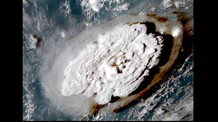 Gambar satelit memperlihatkan erupsi gunung api bawah laut Hunga Tonga Hunga Ha'apai di dekat negara kepulauan Pasifik, Tonga, pada Sabtu (15/1/2022). (Sumber: NOAA via BBC)