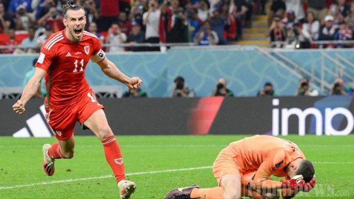 Penyerang Wales Gareth Bale merayakan gol pertama timnya selama pertandingan sepak bola Grup B Piala Dunia Qatar 2022 antara AS dan Wales di Stadion Ahmad Bin Ali di Al-Rayyan, barat Doha pada 21 November 2022.