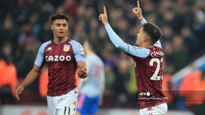 Gelandang Aston Villa asal Brasil Philippe Coutinho (kanan) merayakan setelah mencetak gol kedua mereka selama pertandingan sepak bola Liga Premier Inggris antara Aston Villa dan Manchester Utd di Villa Park di Birmingham, Inggris tengah pada 15 Januari 2022.