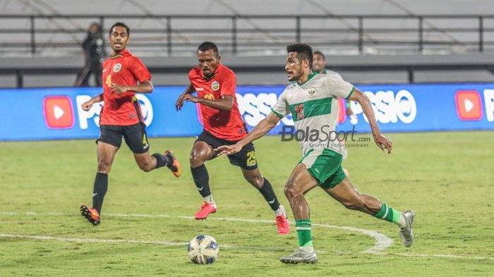 Gelandang timnas Indonesia, Ricky Kambuaya (kanan), nampak sedang menguasai bola dalam laga di Stadion Kapten I Wayan Dipta, Gianyar, Bali, 30 Januari 2022.