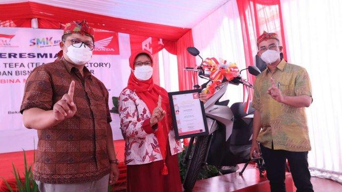 General Manager Corporate Communication AHM Ahmad Muhibbuddin (Kanan) menyerahkan satu unit sepeda motor Honda BeAT kepada kepala sekolah SMK Bina Mandiri, Bekasi Endah Sulistiani (Tengah) bersama Manager Technical Development DAM Yudi Heriyadi (Kiri)