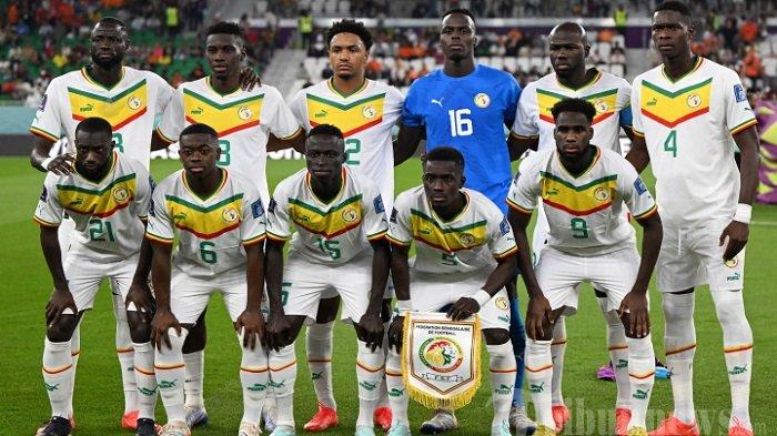 Para pemain timnas Senegal berpose jelang pertandingan sepak bola Grup A Piala Dunia 2022 Qatar antara Senegal dan Belanda di Stadion Al-Thumama di Doha pada 21 November 2022.