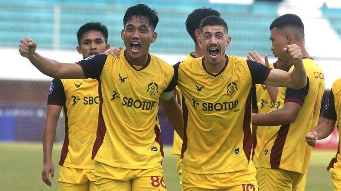 Pemain Persikabo Bruno de Arujo (kanan) , dan Tegar Infantrie Sukamto melakukan selebrasi setelah mencetak gol ke gawang Rans Nusantara FC saat pertandingan Liga 1 2022/2023 di Stadion Maguwoharjo, Sleman, Jawa Tengah, Jumat (9/12).
