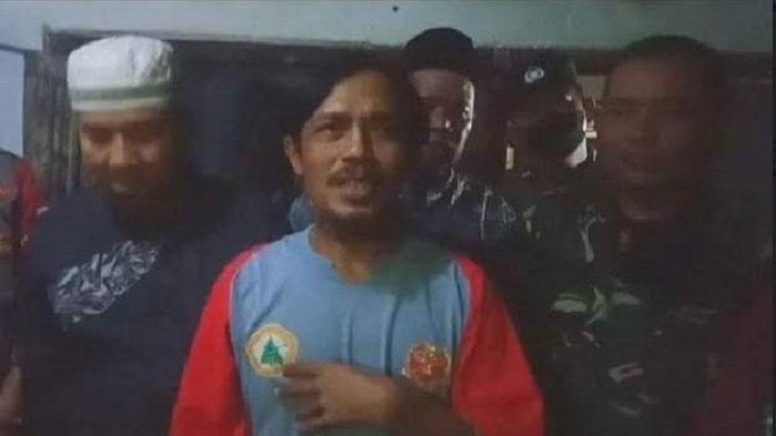 Hendra Sugianto (tengah) didampingi pihak berwajib dan tokoh agama menyampaikan permohonan maaf, pada Selasa (24/5/2022) malam.